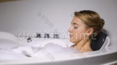 尴尬的年轻女人洗澡，<strong>接电话</strong>，把智能手机扔进水里